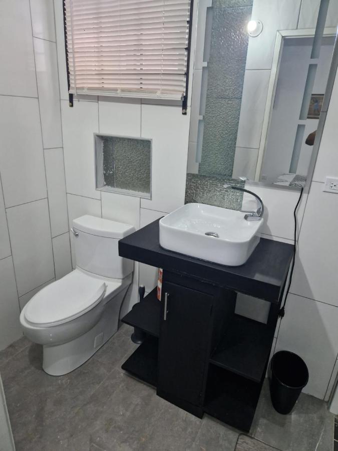 Amharic Hotell Kingston Exteriör bild